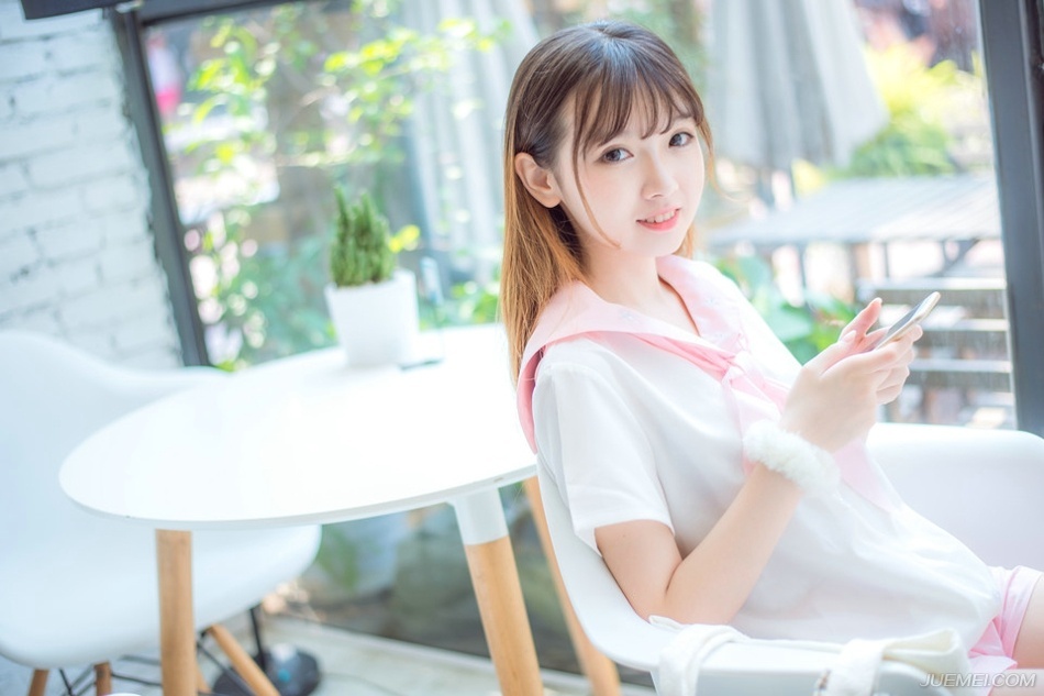 “不错，此老虽然老迈，但勇冠三军，军中将领，多为其后辈，受其提携之恩，威望之广，不在张任将军之下，若能招降此人，则我军可尽得巴郡。”邓贤肯定的回答道。